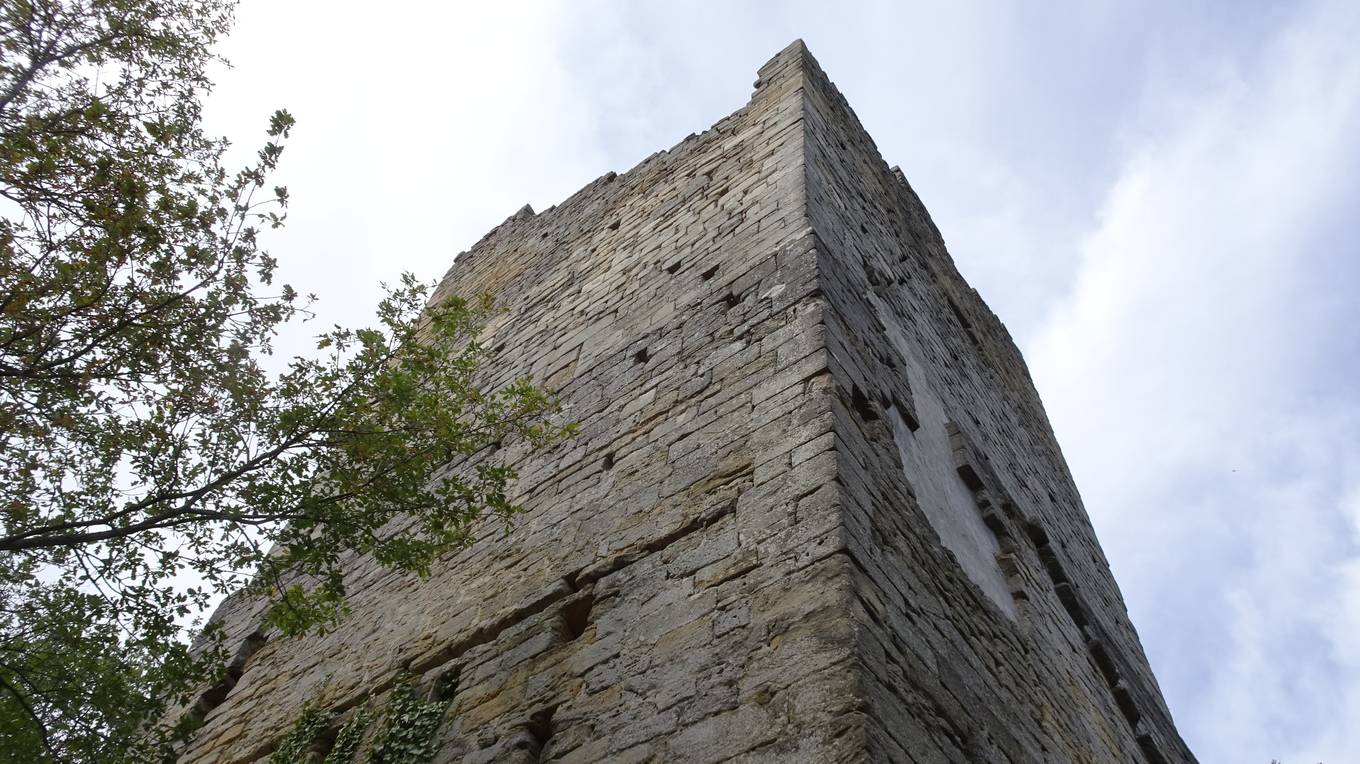 La vieille tour de Montmiral, classée monument historique