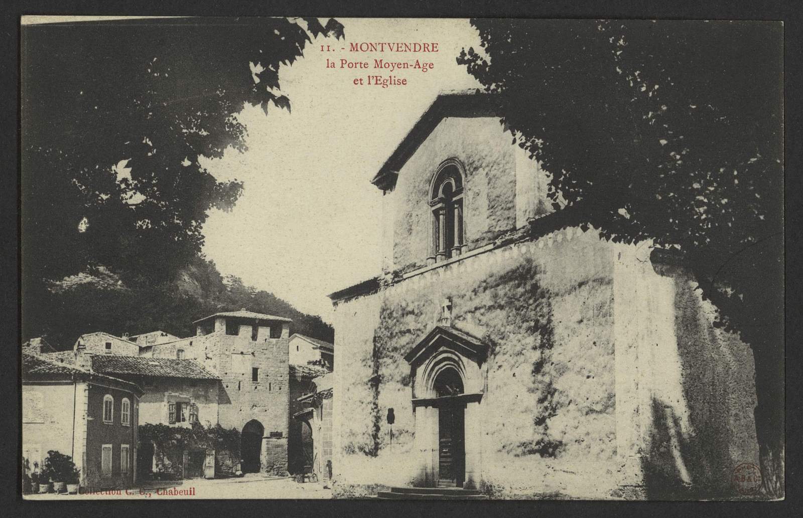 Carte postale ancienne de Montvendre, la façade de l'église à fenêtre géminée au premier plan, et derrière la tour carrée de la porte fortifiée
