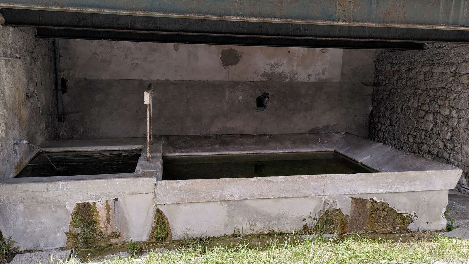 Le lavoir de la place des Aires à La Motte-Chalancon