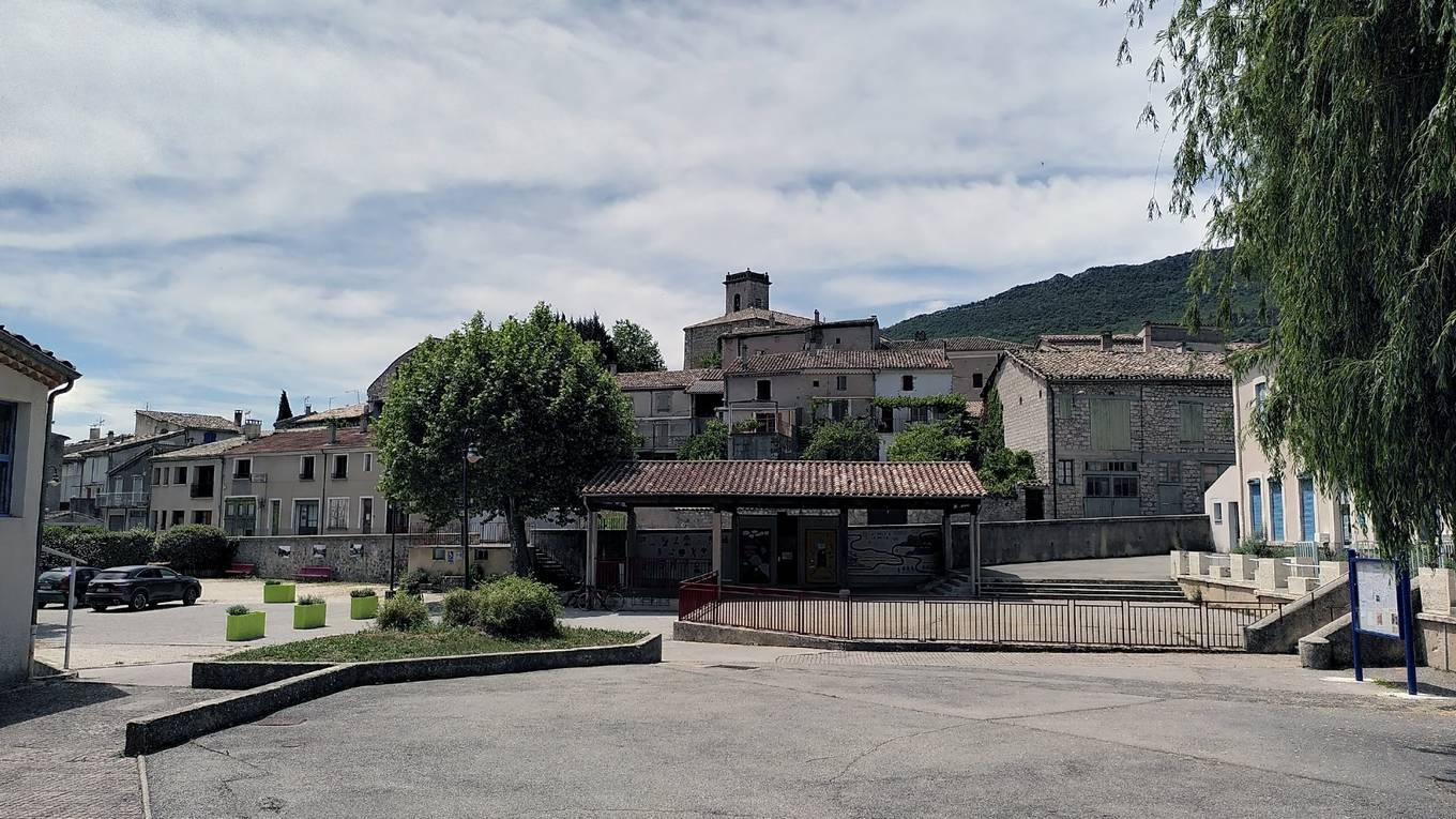 Le village de La Motte-Chalancon vu depuis la place des Écoles