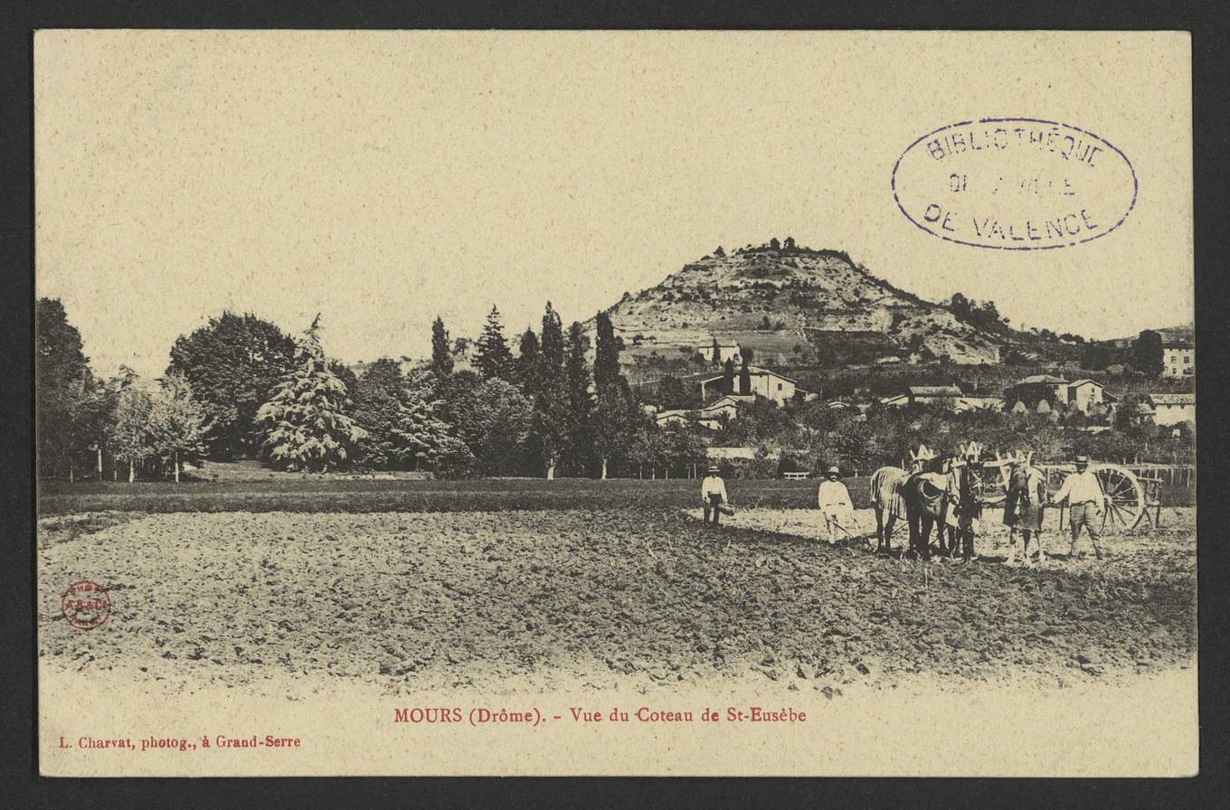 Carte postale ancienne du coteau de Saint-Eusèbe à Mours, champs et maisons au pied d'une colline