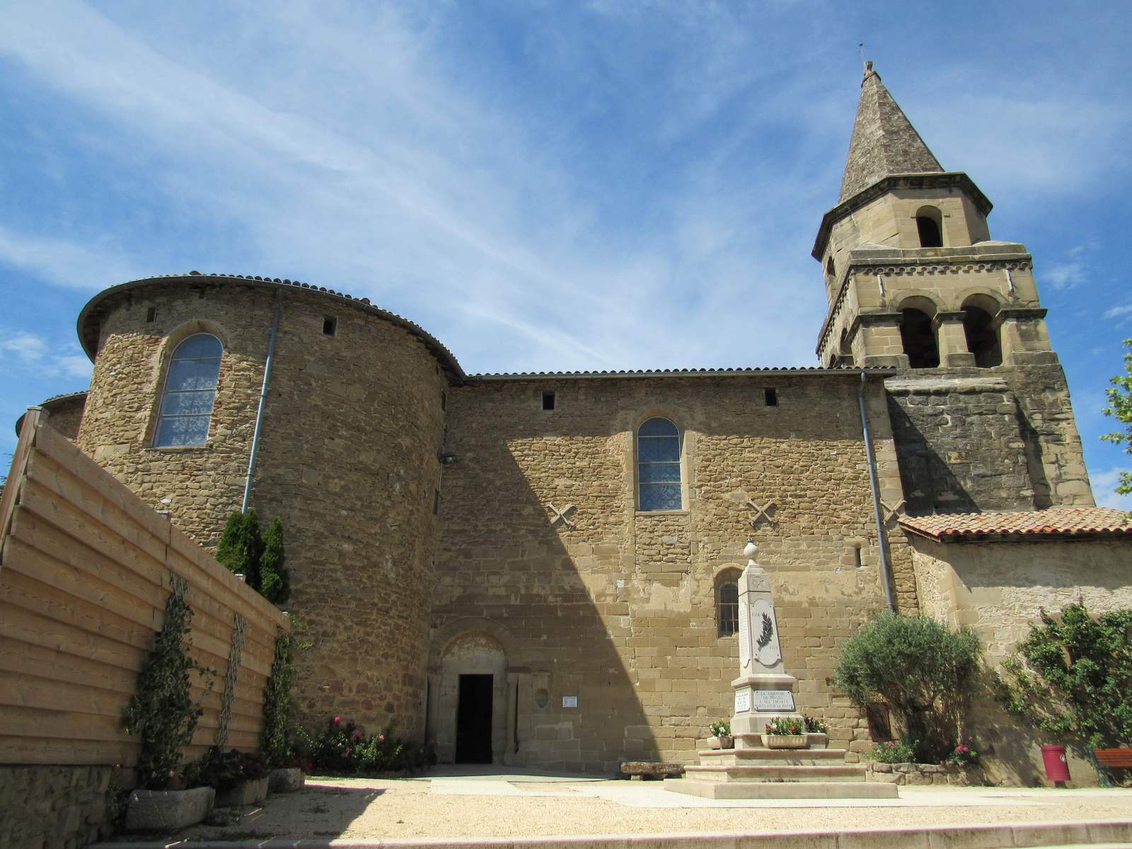 L'église Notre-Dame de Mours-Saint-Eusèbe, église de pierre à clocher, qui abrite le musée d'art sacré