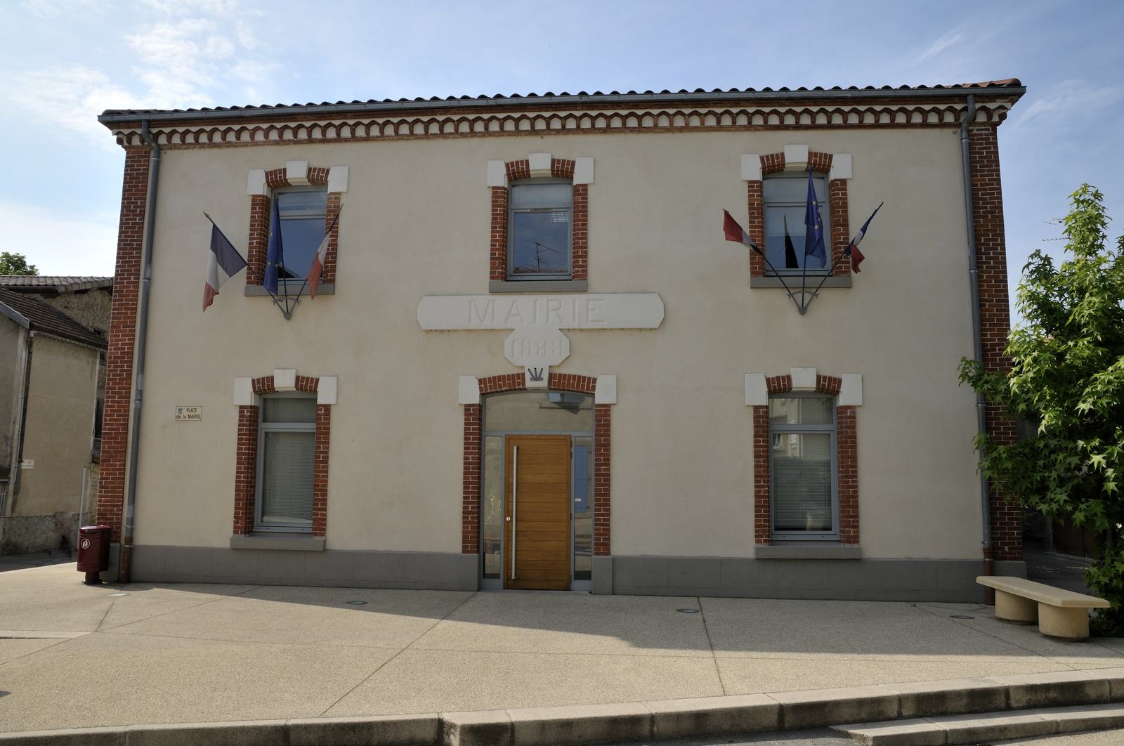 La mairie de Mours-Saint-Eusèbe, bâtiment clair à étage