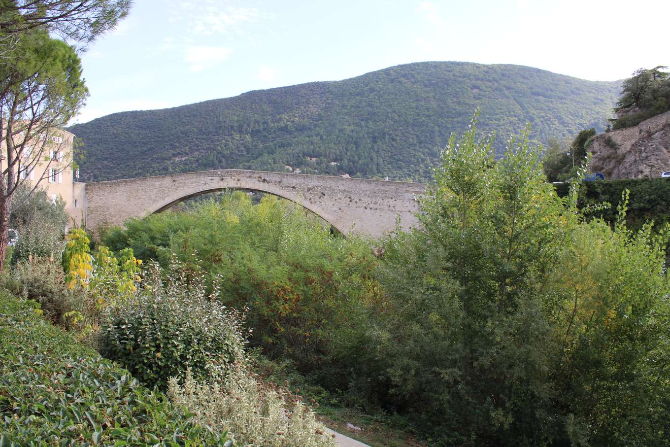 Le pont de 1399 à Nyons, au-dessus de l’Eygues