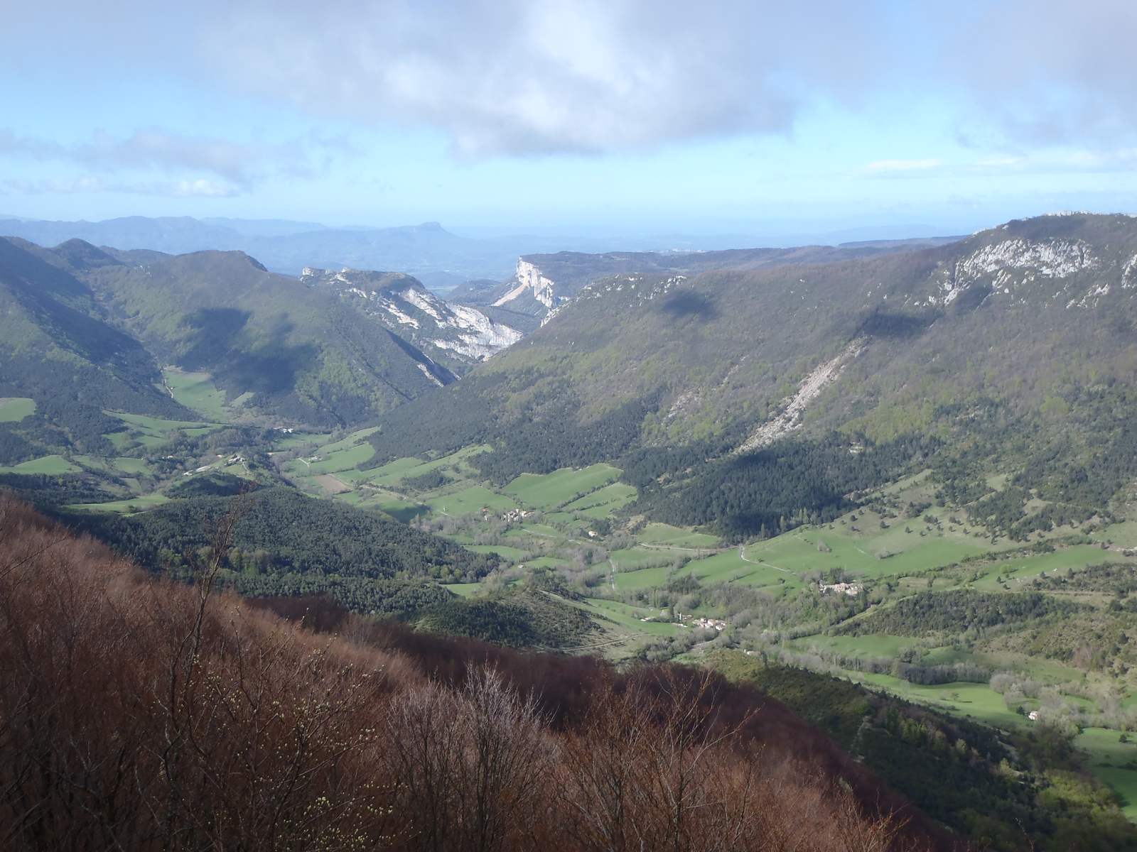 La vallée d'Omblèze vue depuis le sentier de la Tête de la Dame, forêts et falaises
