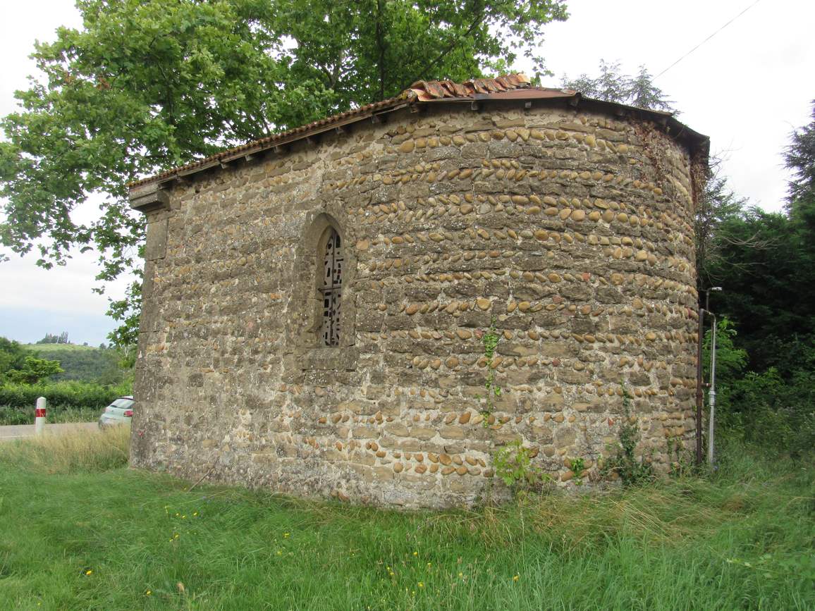 La petite chapelle Saint-Roch de Peyrins, en galets et pierres, au bord de la route de Margès