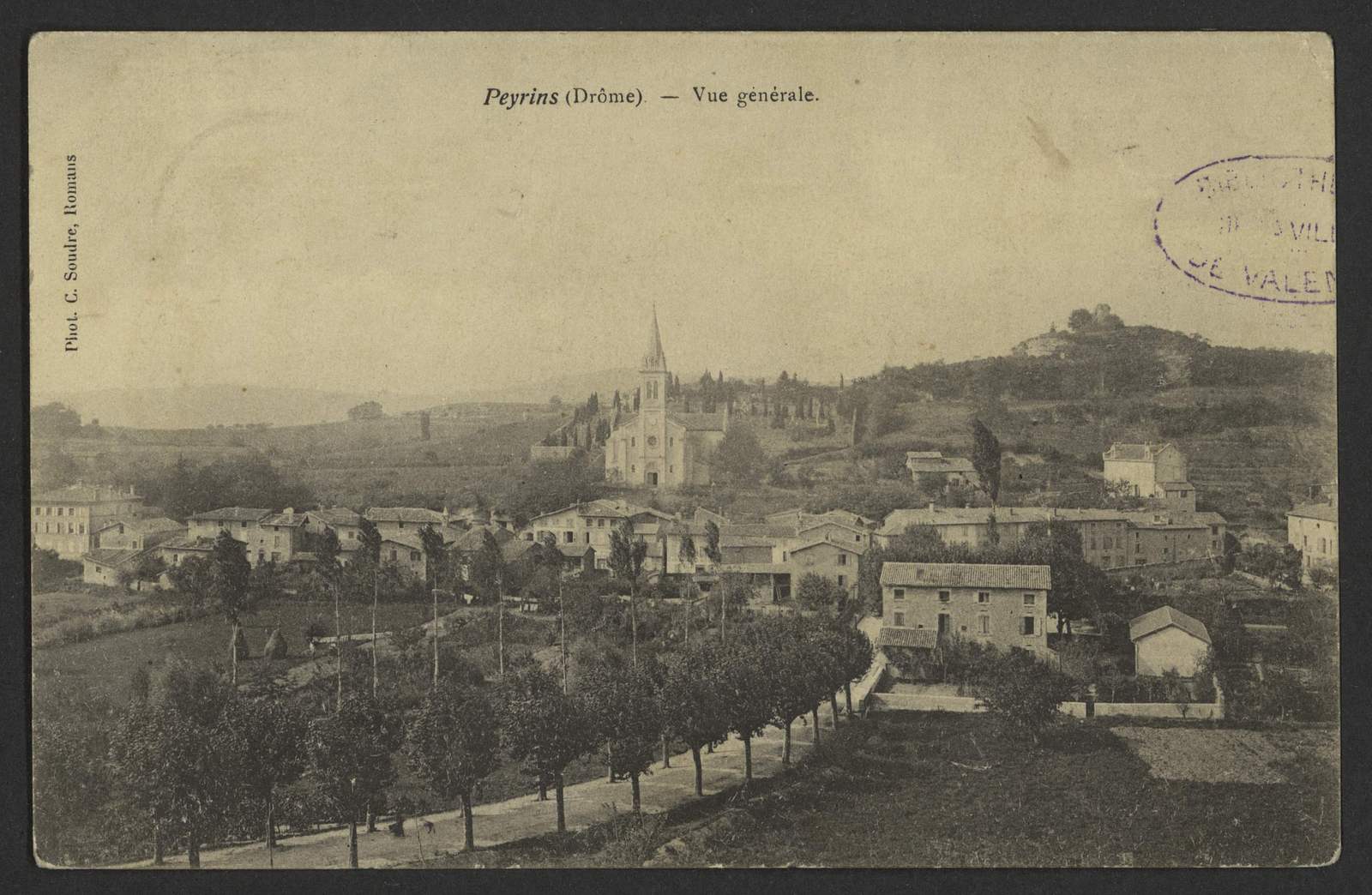 Carte postale ancienne, vue générale de Peyrins avec le clocher de l'église et la colline du vieux village