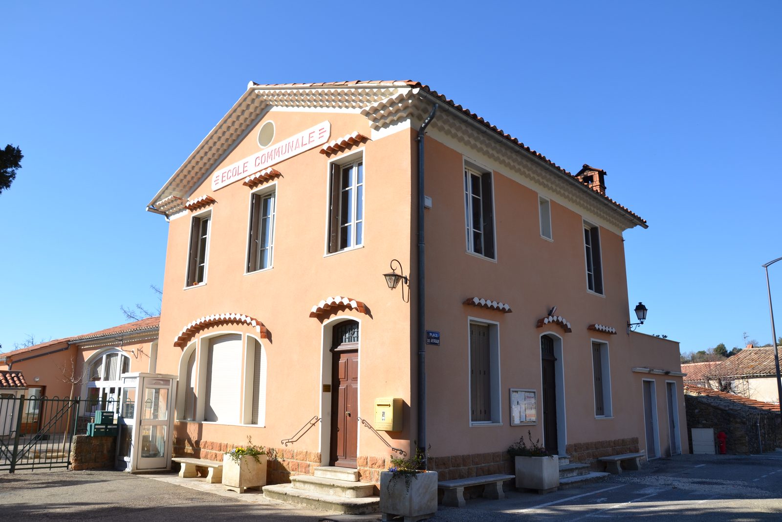 La mairie-école de Piégon, bâtiment ocre à fronton, avec l'inscription école communale