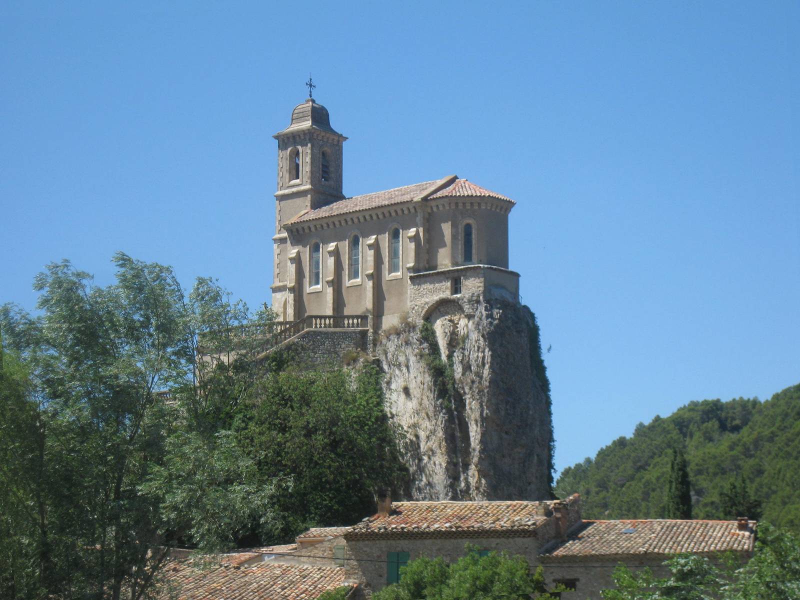 La chapelle Notre-Dame-de-Consolation de Pierrelongue vue de face, sur son socle rocheux