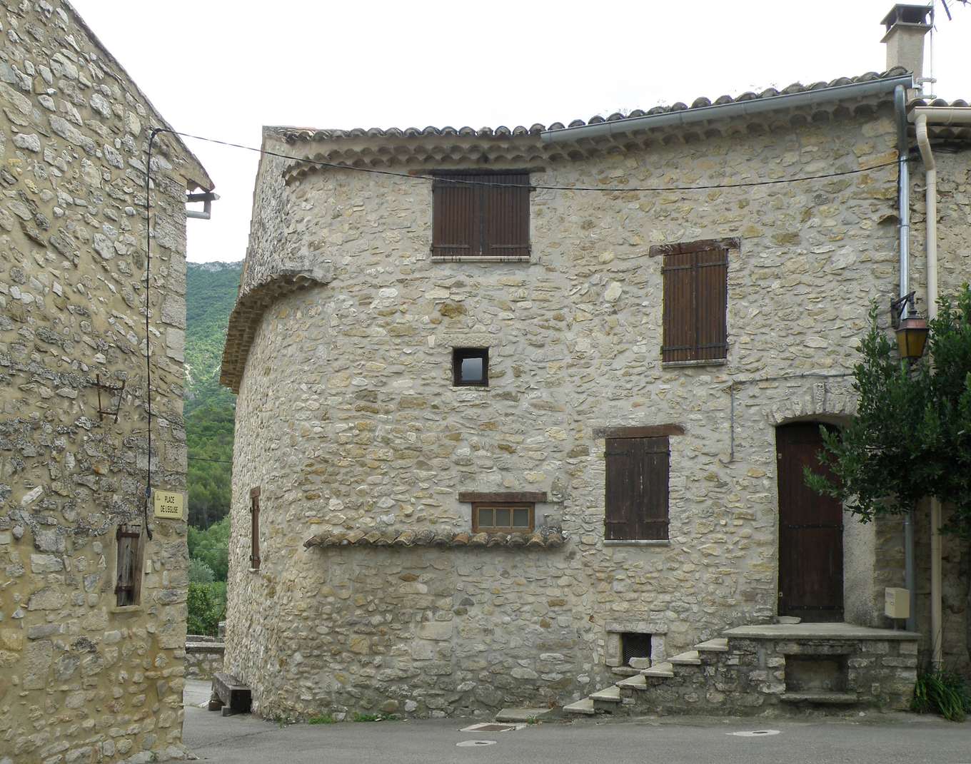 La place de l'Église de Pierrelongue et les maisons du village