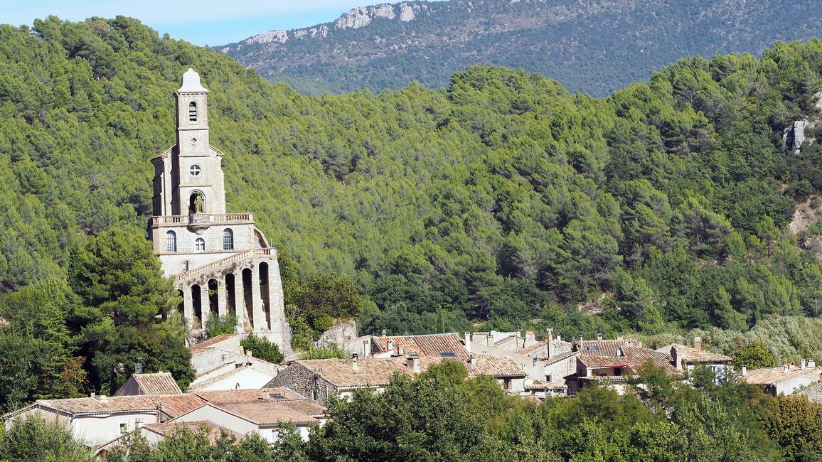 La chapelle Notre-Dame-de-Consolation de Pierrelongue perchée sur son rocher au-dessus des toits du village