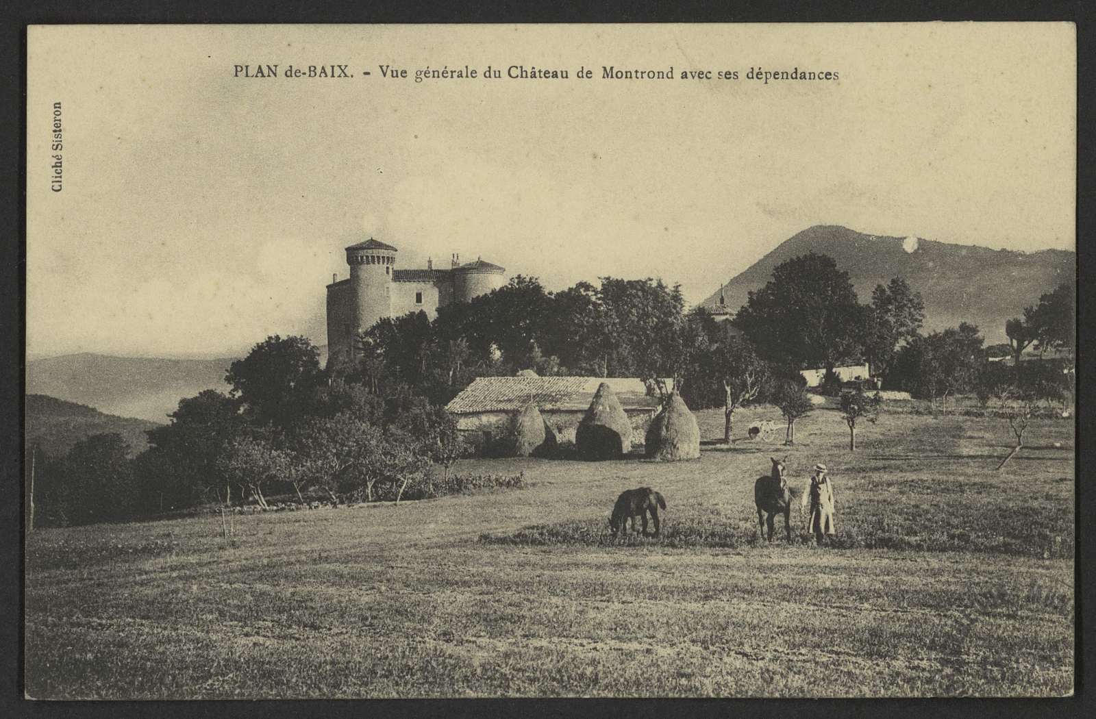 Vue générale du château de Montrond et de ses dépendances vers 1910