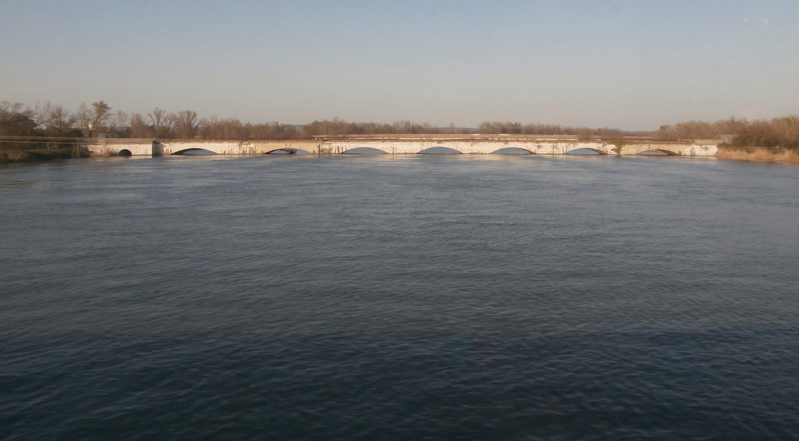 Le pont de pierre sur l'Isère à Pont-de-l'Isère, vu depuis l'aval