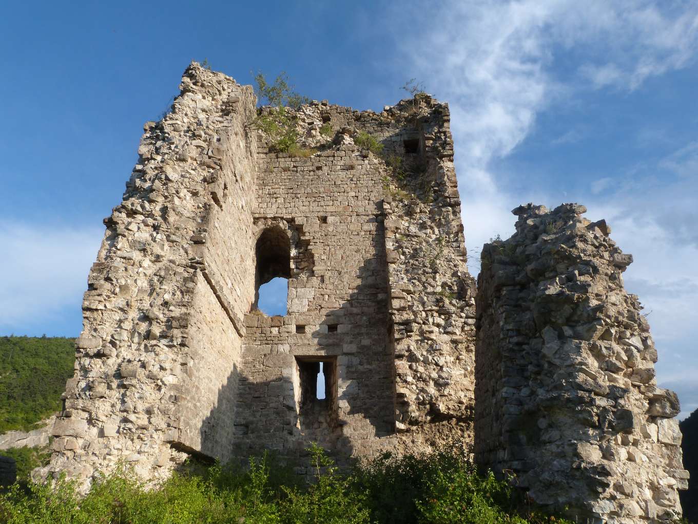 Les ruines du château de Pontaix au-dessus du village