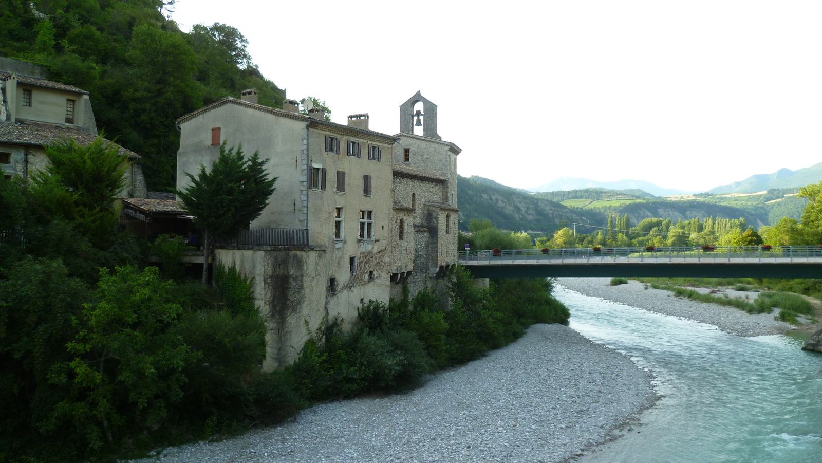 L'ancienne église Saint-Apollinaire de Pontaix, devenue temple, et le pont sur la Drôme