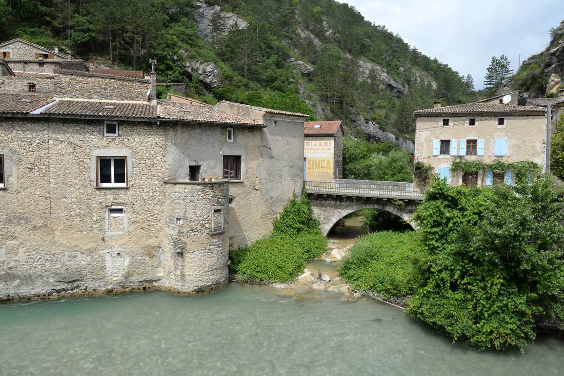 Les maisons de Pontaix bâties sur le rocher au bord de la Drôme, et le pont