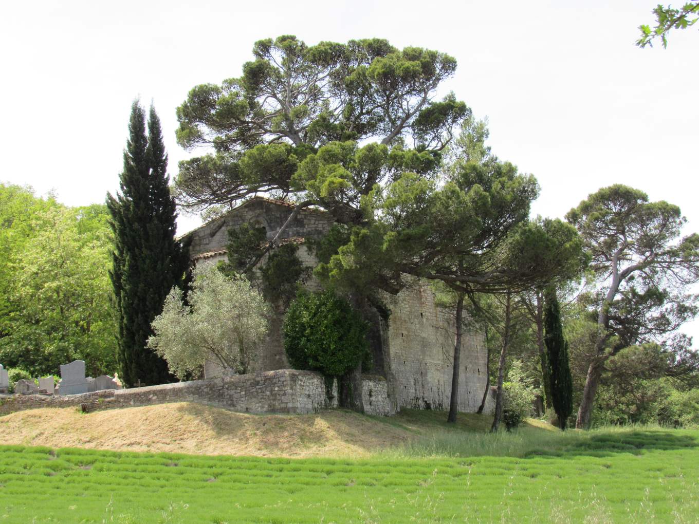 La chapelle Saint-Bonnet de Puygiron, dans le cimetière
