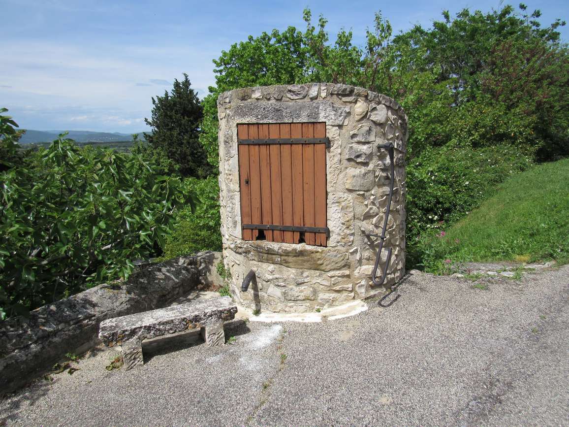 Le puits couvert de Puygiron, sur le chemin de ronde qui domine la plaine