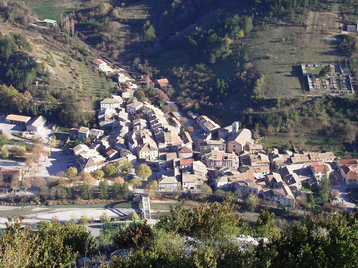 Le village de Rémuzat vu depuis le rocher du Caire