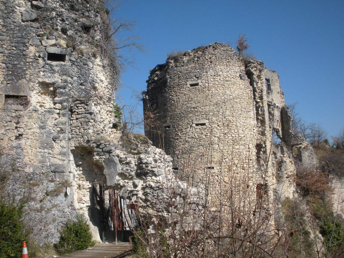 La passerelle métallique qui donne accès à l'entrée du château de Rochechinard