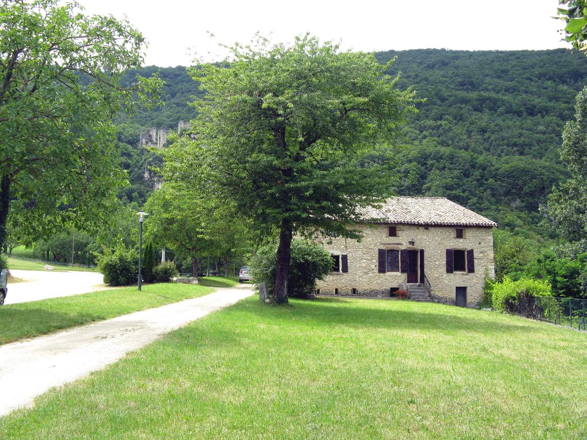 La Maison Musée de Rochechinard dans l'ancien presbytère, avec les ruines du château au-dessus