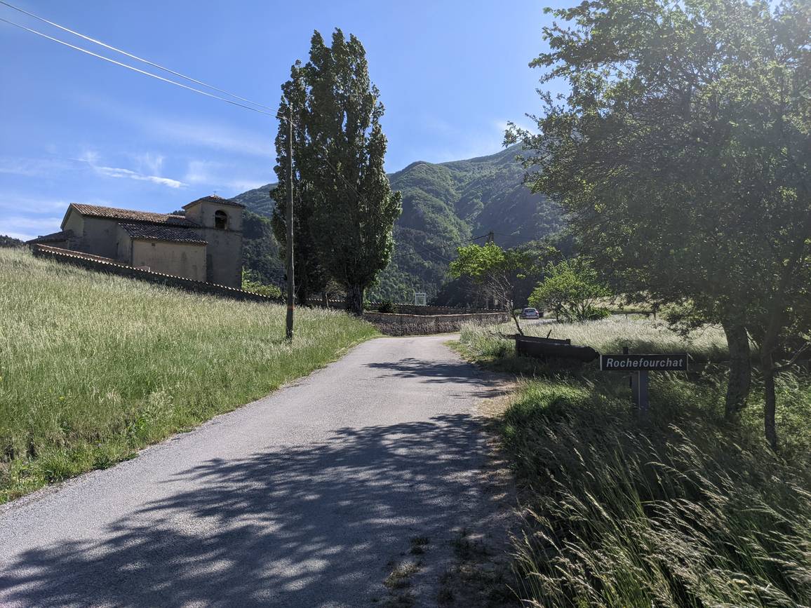 L'arrivée à Rochefourchat par la route départementale 596