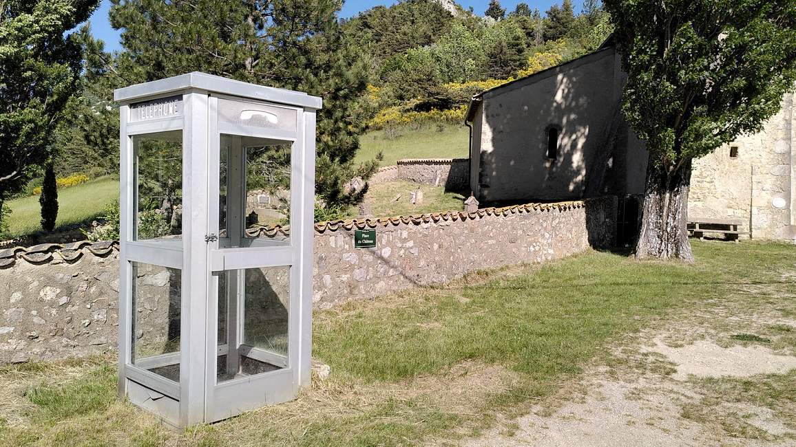 La cabine téléphonique hors service de Rochefourchat