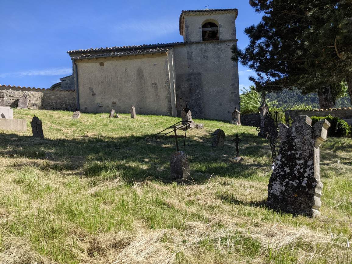 Le cimetière et l'église Saint-Pierre de Rochefourchat