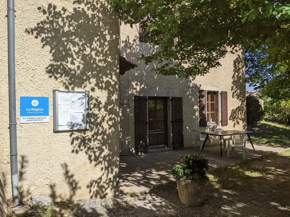 Le bâtiment de la mairie et du gîte communal de Rochefourchat, avec son panneau d'affichage