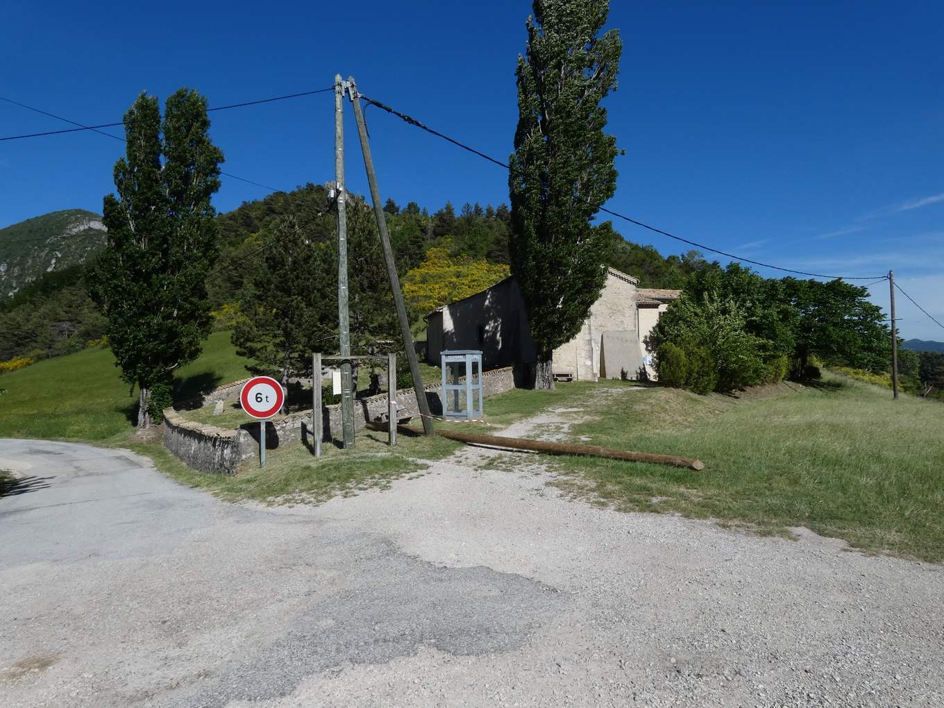 La place du Château à Rochefourchat, avec l'église Saint-Pierre