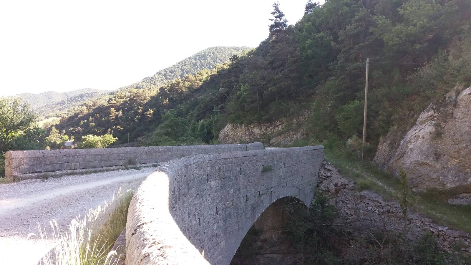 Le pont du chemin de l'Aribat à Rochefourchat, vu vers le sud