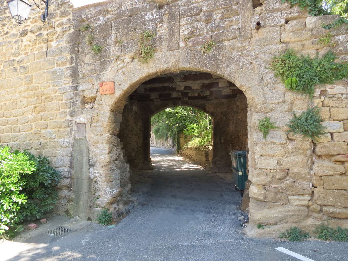 Le passage couvert de la Badine, porte des anciens remparts de Rochegude