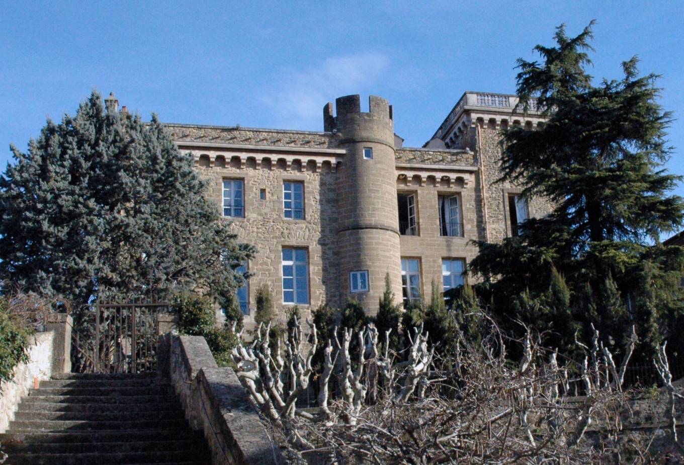 Le château de Rochegude dominant le village