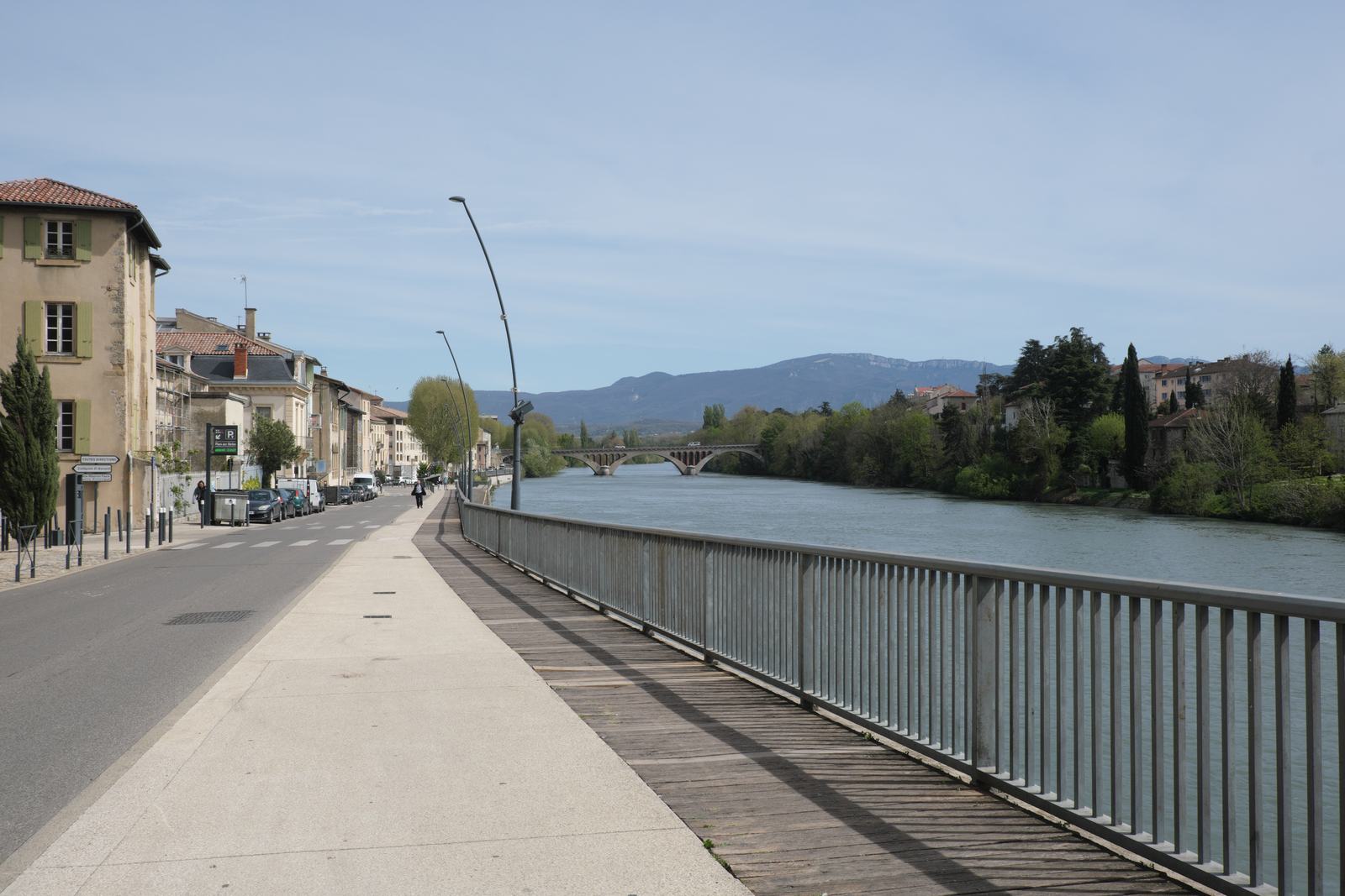 Les quais de l'Isère à Romans, façades anciennes au bord de l'eau