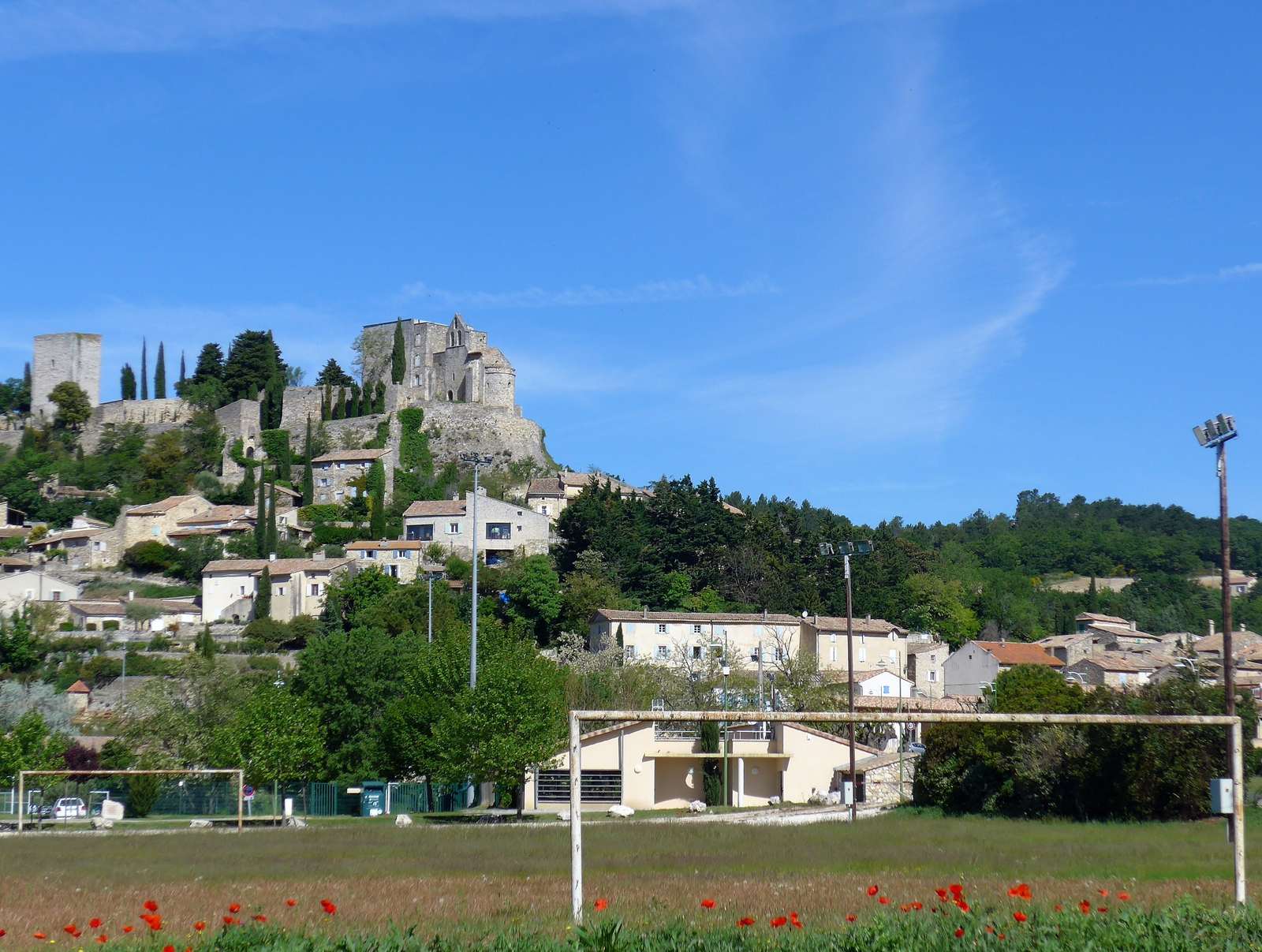 Le château ruiné de Roussas sur sa colline