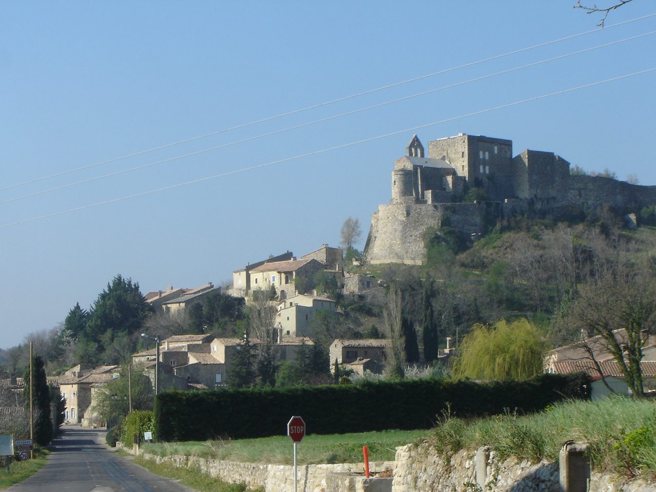 Le village de Roussas et son château