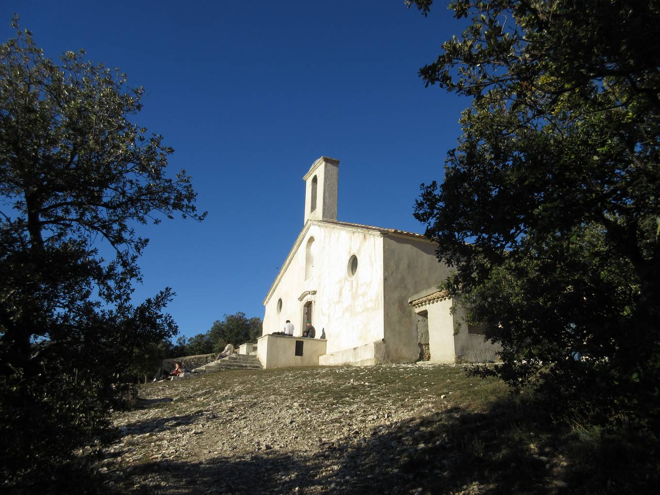 La chapelle Notre-Dame de Beauvoir au-dessus de Rousset-les-Vignes