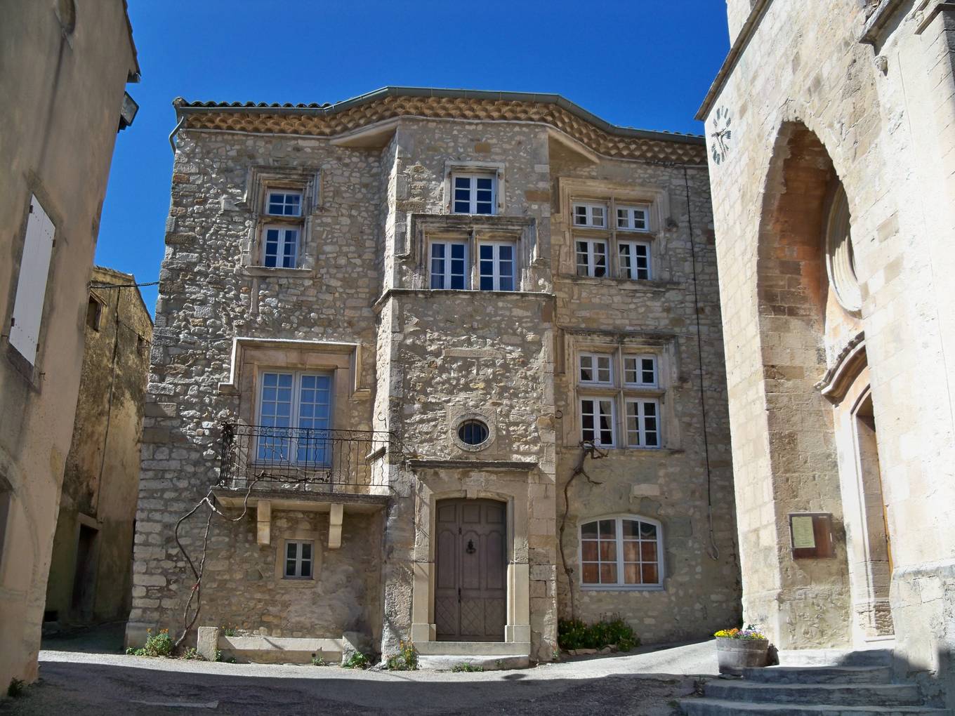 Le prieuré Saint-Mayeul de Rousset-les-Vignes et sa façade Renaissance