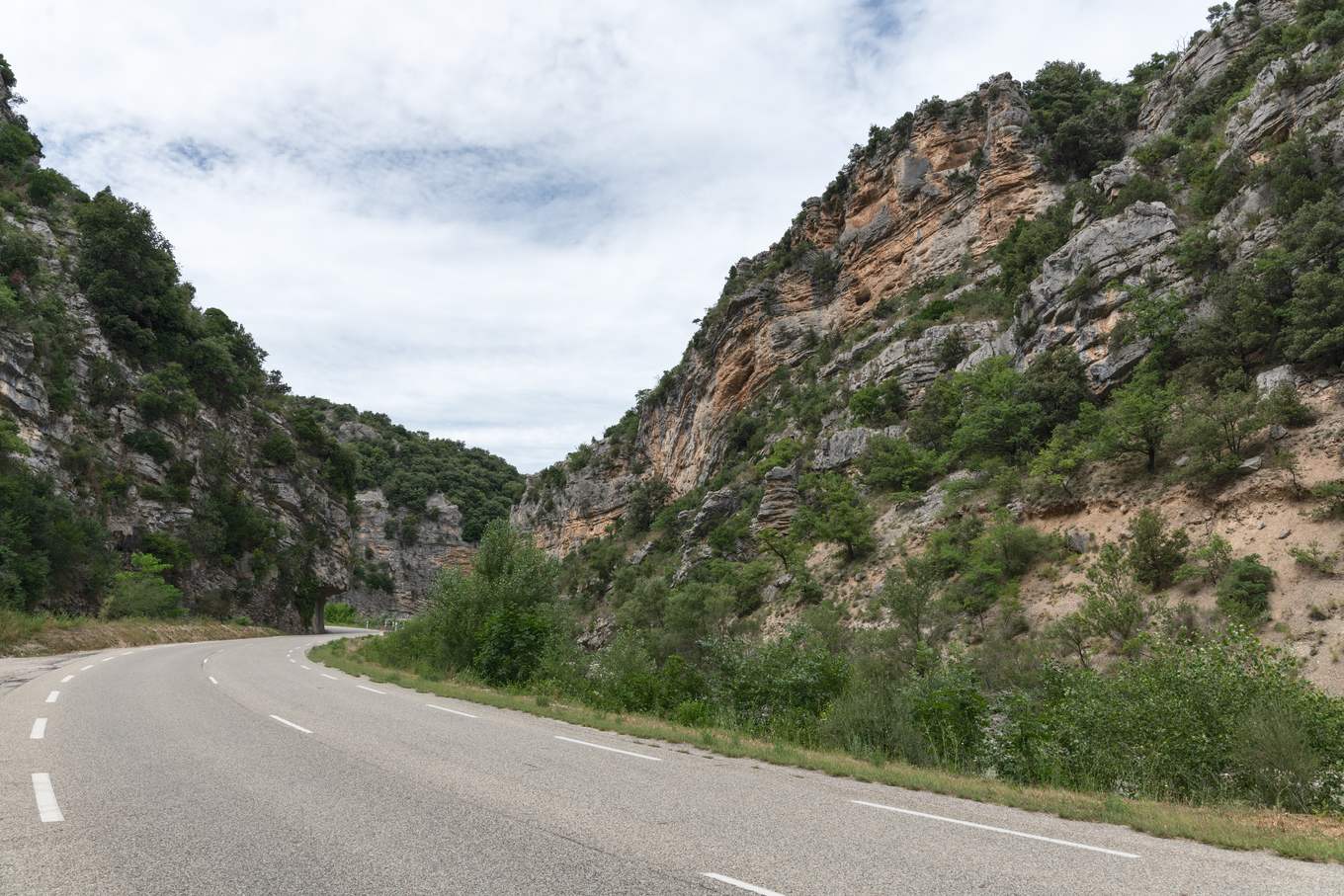 La route des gorges de l'Eygues à Sahune, falaises et rivière