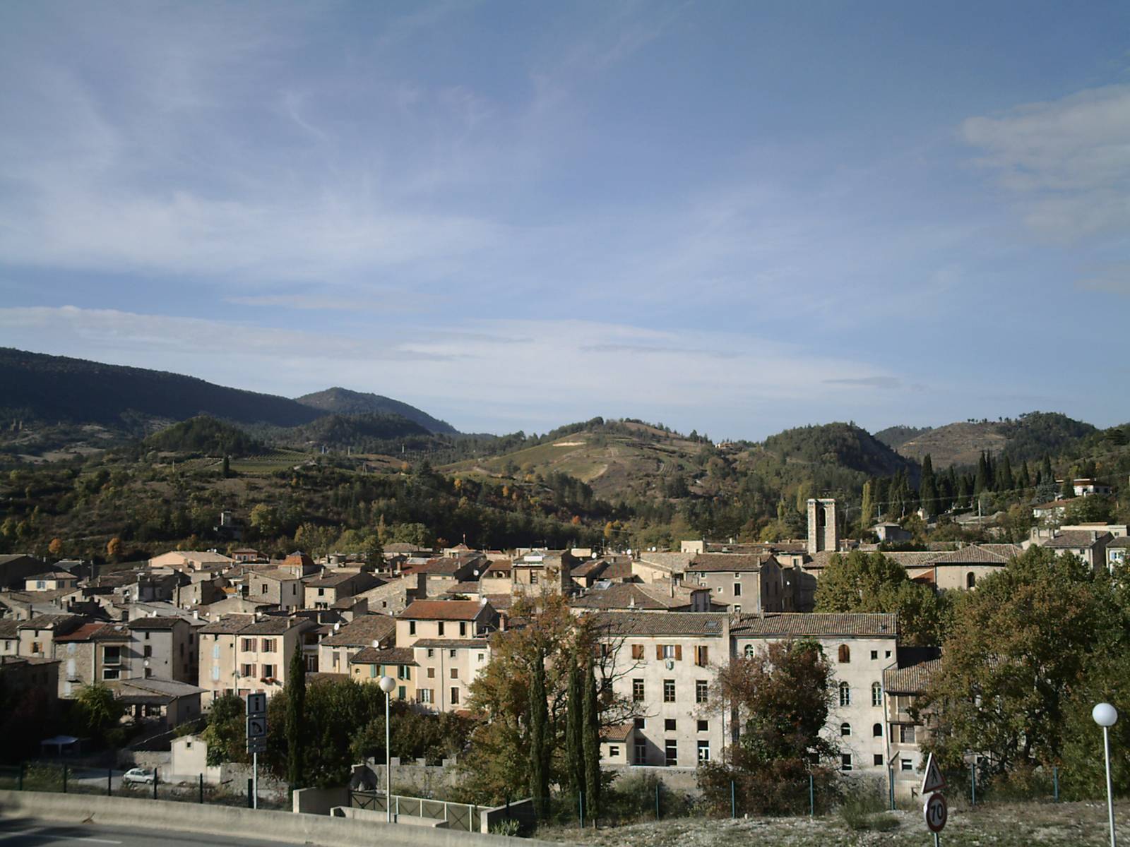 Vue du village de Saillans au bord de la rivière Drôme