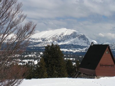 Un chalet enneigé sur les hauts plateaux, au-dessus du col de Rousset