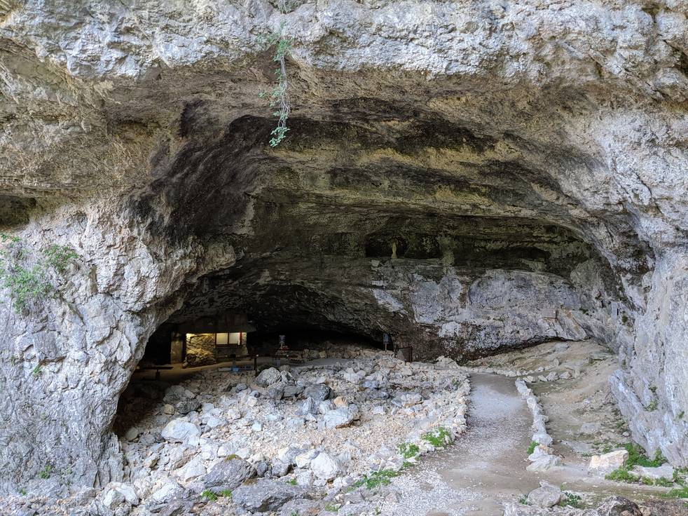 L'entrée de la grotte de la Luire