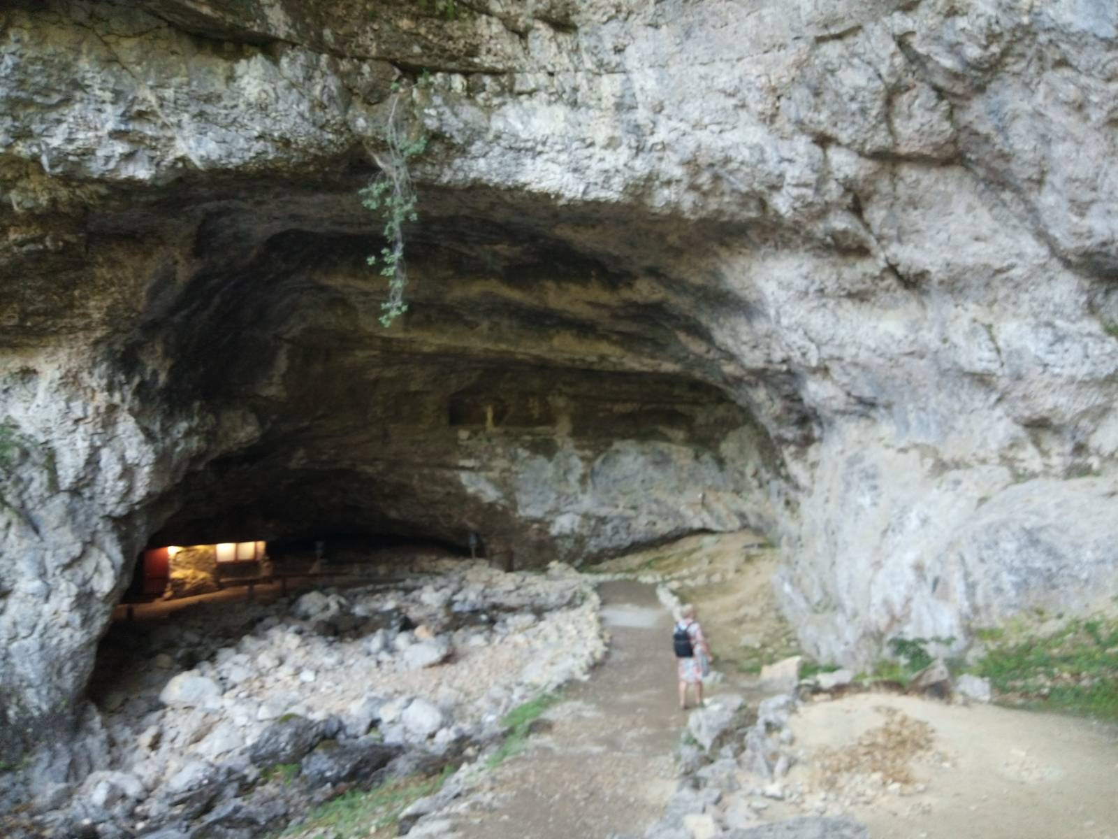 Le porche monumental de la grotte de la Luire dans le Vercors