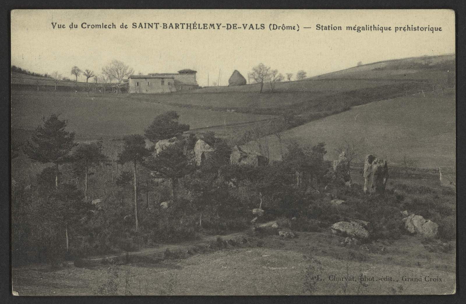 Carte postale ancienne titrée Vue du cromlech de Saint-Barthélemy-de-Vals, station mégalithique préhistorique, des blocs dans un pré