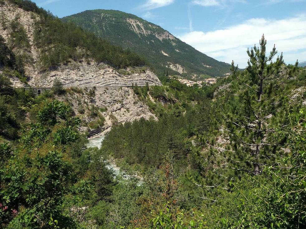 La vallée boisée de la Roanne à Saint-Benoit-en-Diois, falaises de calcaire et montagne en arrière-plan