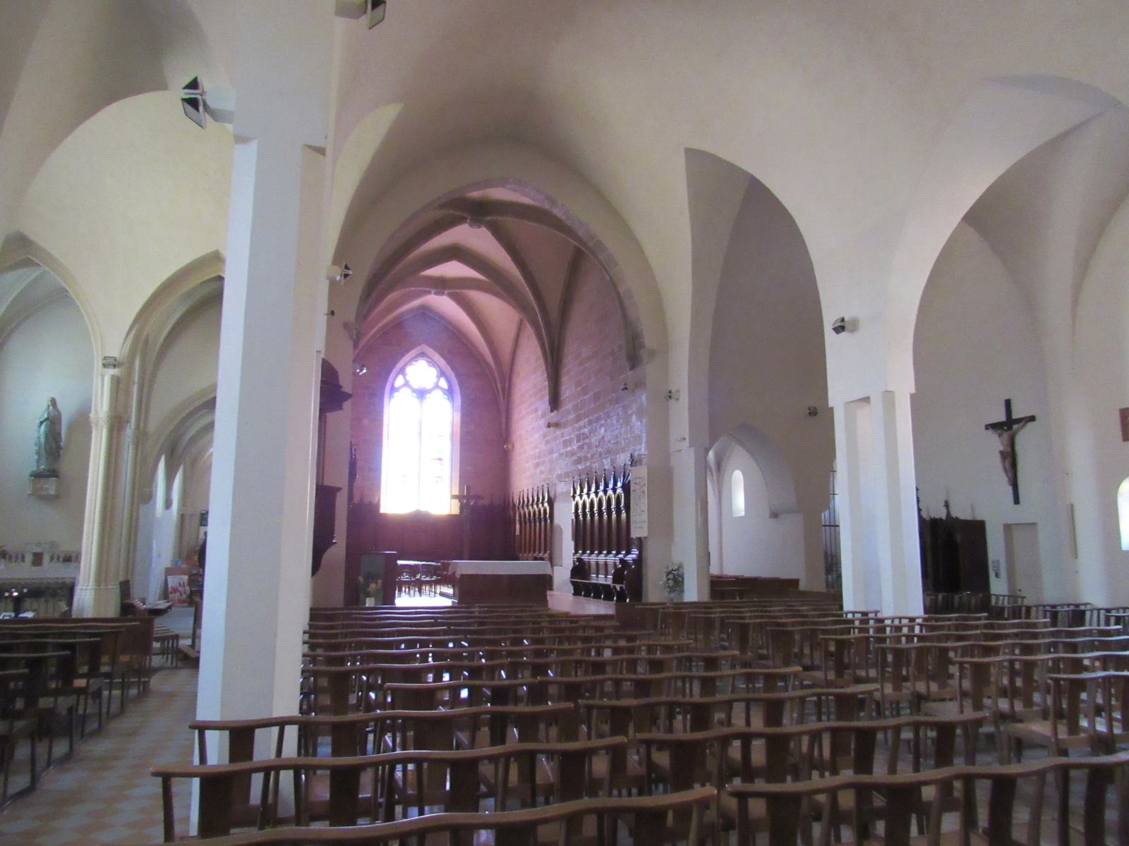 L'intérieur de la collégiale de Saint-Donat-sur-l'Herbasse
