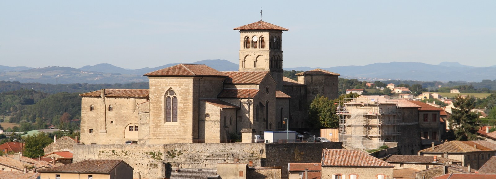 L'ensemble monastique de Saint-Donat : palais delphinal, collégiale et chapelle alignés