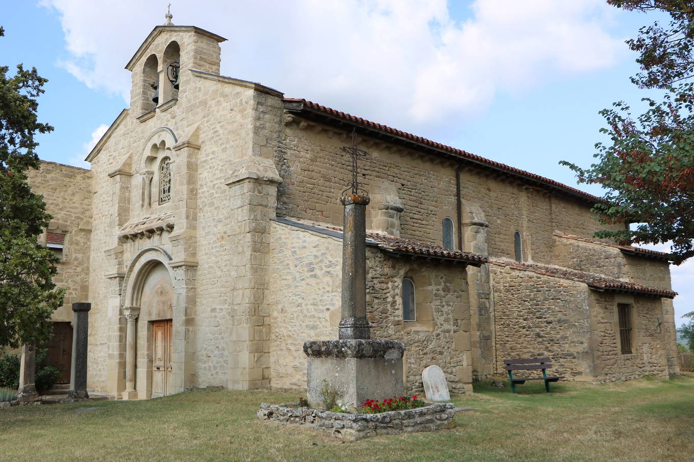 L'église du prieuré Sainte-Agnès à La Motte-de-Galaure, sa façade romane et sa croix de mission