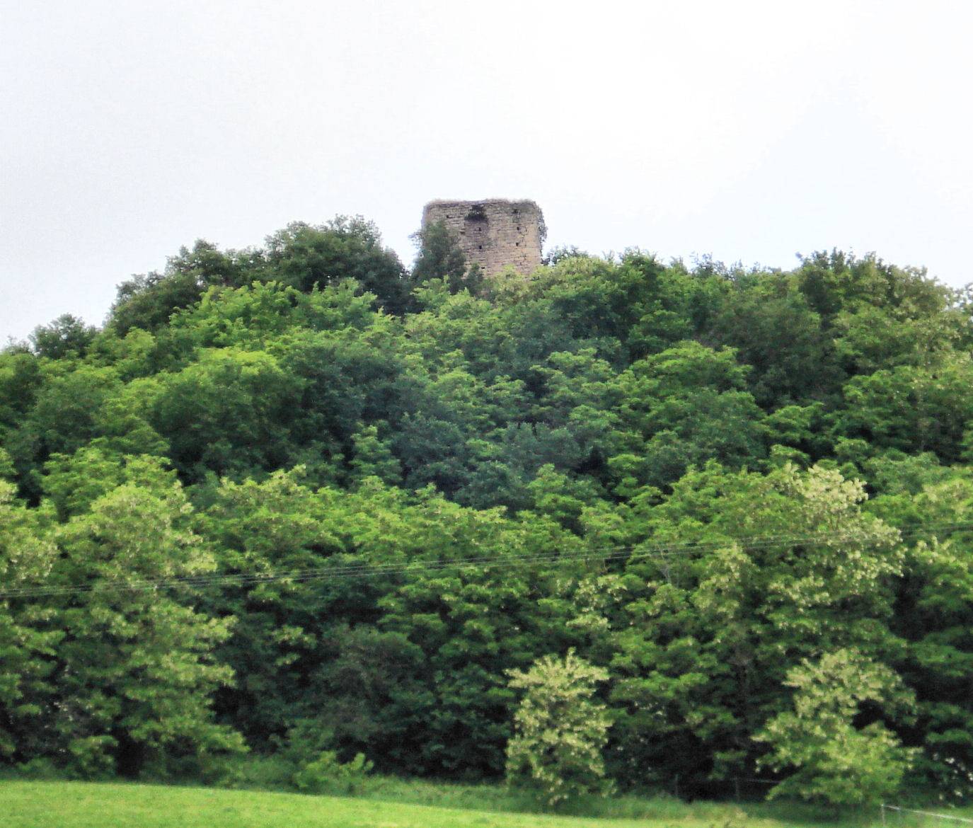Les ruines de la tour médiévale carrée de Mureils