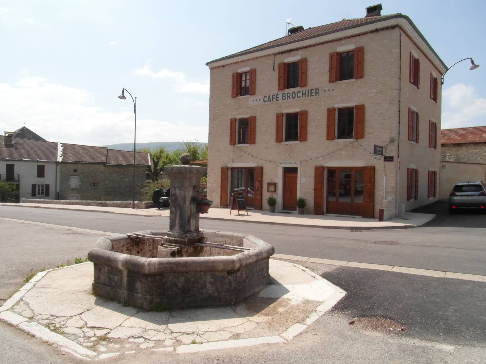 Le café Brochier et la fontaine du bourg, place de la Fontaine à Saint-Julien-en-Vercors